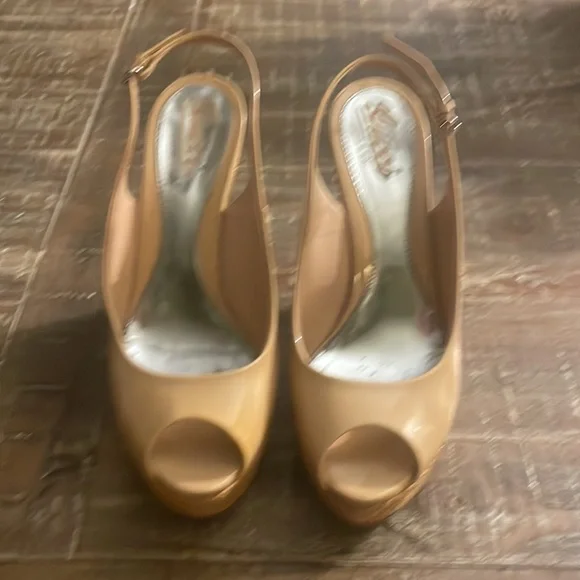 Taupe patent Gucci slingback platforms.  Sz 39 - Picture 2 of 4